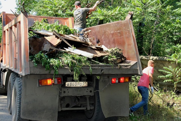 В столице Адыгеи от мусора очистили четыре километра берега реки Белой