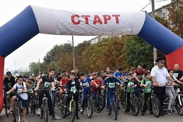 В Адыгейске провели массовый велопробег, приуроченный к юбилею города