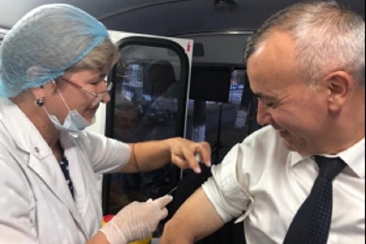 Министр здравоохранения Адыгеи первым сделал прививку от гриппа