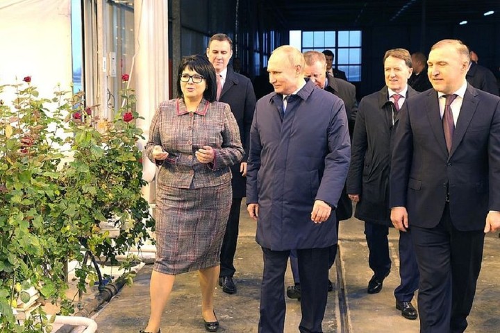 Президент России посетил в Адыгее предприятие по производству роз