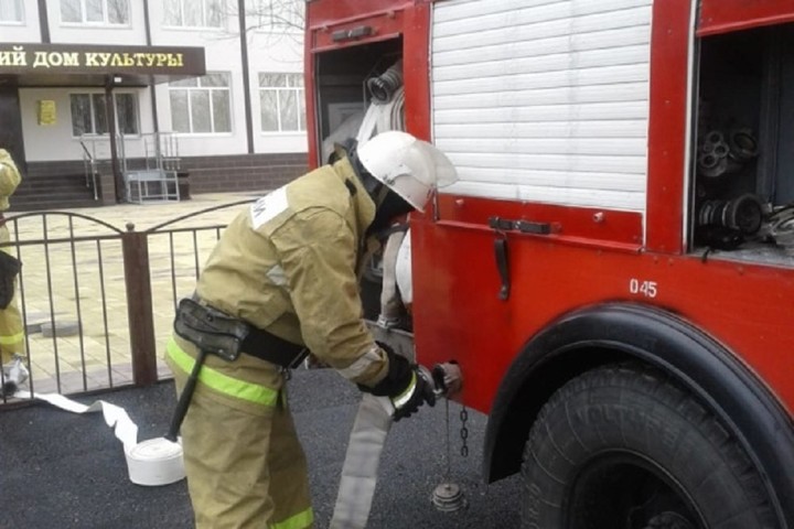 Спасатели провели пожарные учения в здании сельского ДК в ауле Вочепший