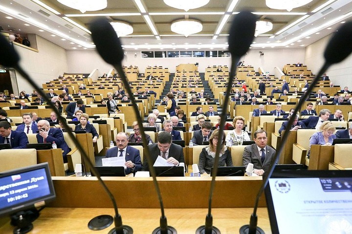Депутатам Госдумы предложили перевести апрельскую зарплату медикам