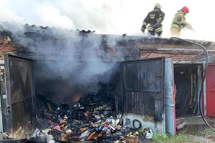 В Майкопе сгорел гараж, происшествие обошлось без погибших и пострадавших