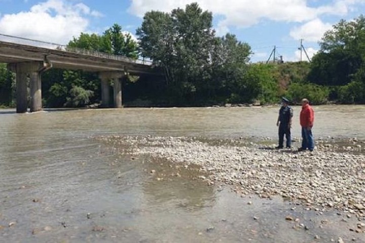 Спасатели обследовали русло реки Белой в районе станицы Ханской
