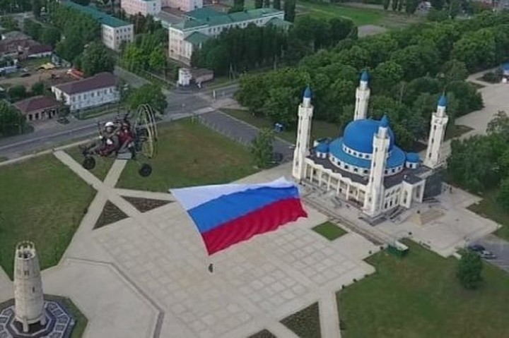 В День России в небе над столицей Адыгеи пронёсся российский триколор