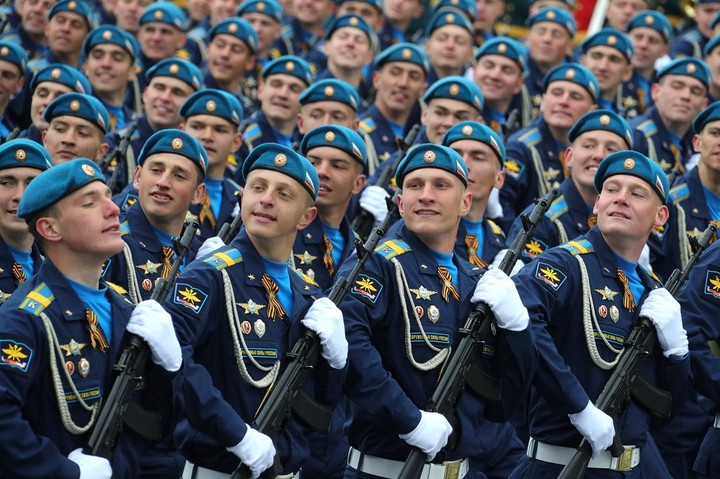 Власти 10 крупных российских городов отказались от проведения парадов 