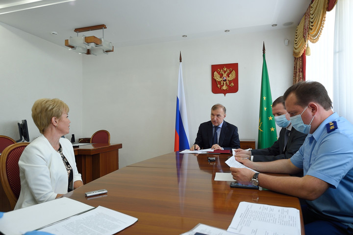 Кумпилов провёл приём граждан в приёмной президента РФ в Адыгее