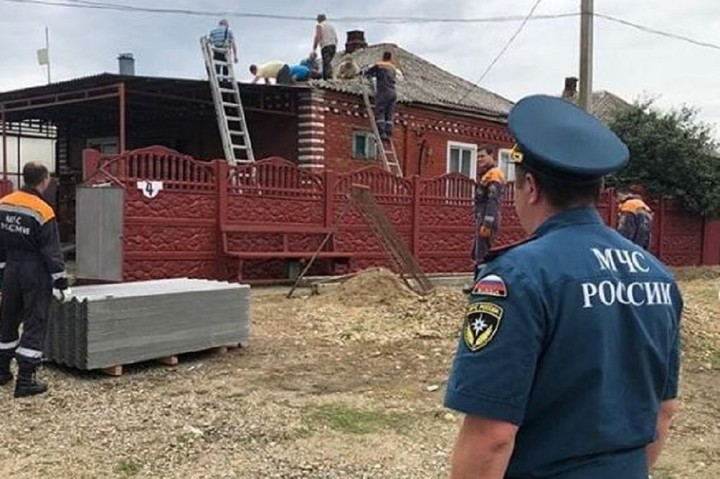 Спасатели помогают восстанавливать объекты после града в Хатукае