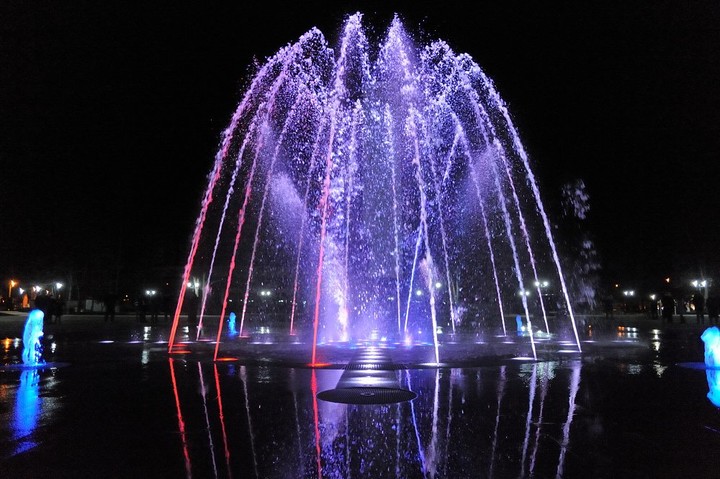 В Майкопе запустили светомузыкальный фонтан на площади Дружбы