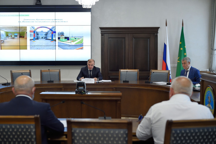 Кумпилов поручил ужесточить контроль за строительством ряда объектов 
