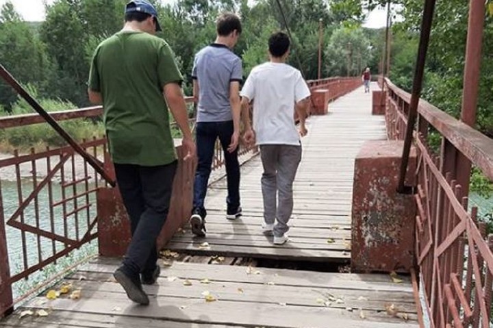 Жители Майкопа жалуются на аварийное состояние моста через Белую