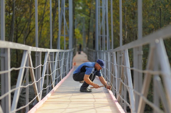 В Майкопе близится к завершению ремонт пешеходного моста через Белую