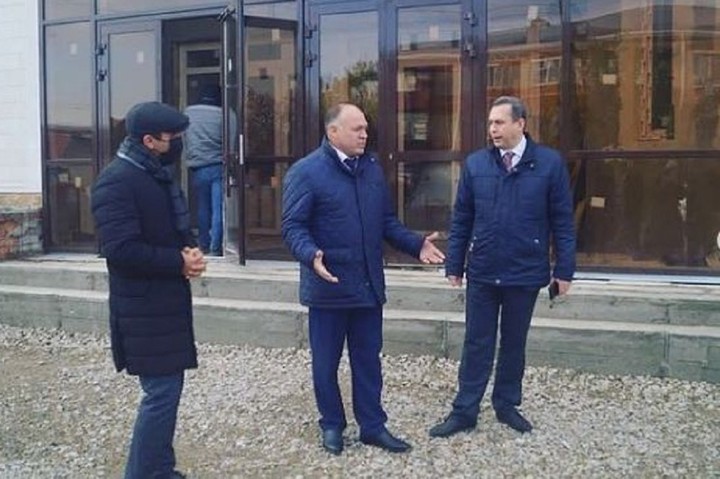 Премьер-министр проинспектировал ход реконструкции ДК в Яблоновском 