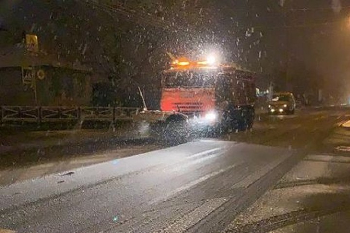 В Майкопе на уборку проезжей части от снега вышли 19 единиц спецтехники