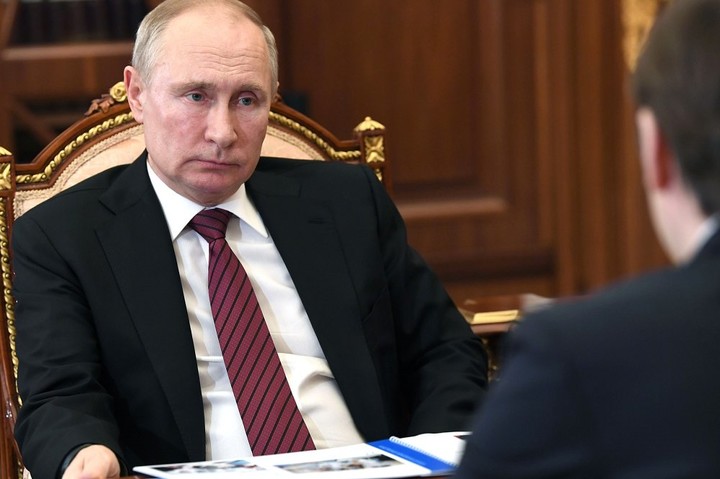 Путин отметил важность готовности работы школ в режиме онлайн