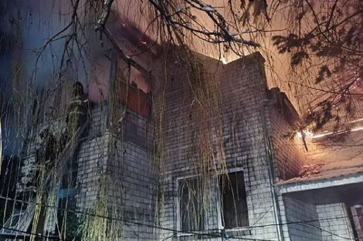 Вечером на улице Верхней в Майкопе загорелся двухэтажный частный дом