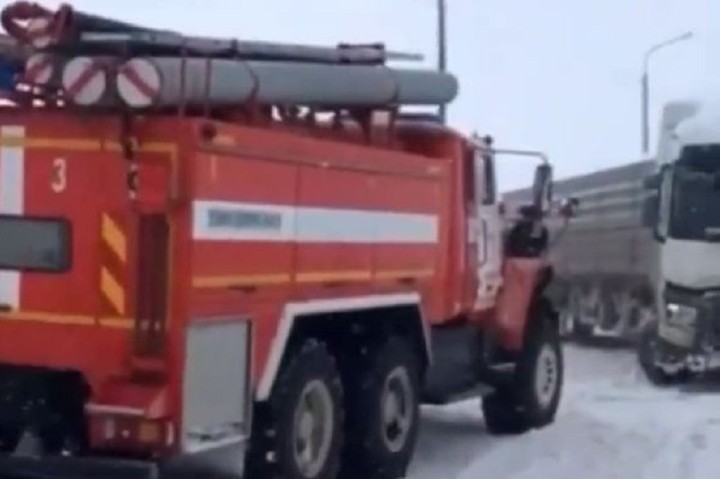 В Адыгее спасатели помогают автомобилистам на заснеженных дорогах