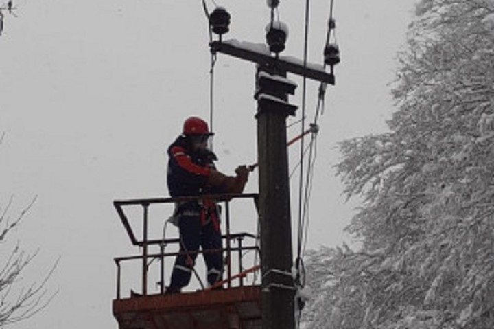 В ряде районов Майкопа из-за мокрого снега отключилась электроэнергия