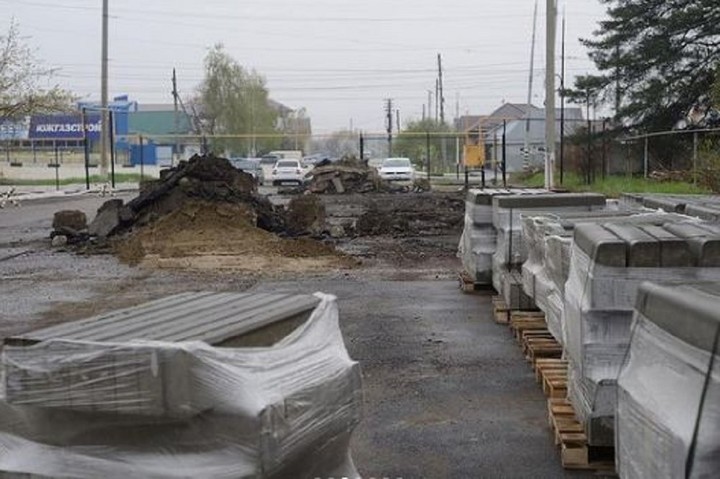 В Майкопе приступили к ремонту участка дороги по улице Привокзальной