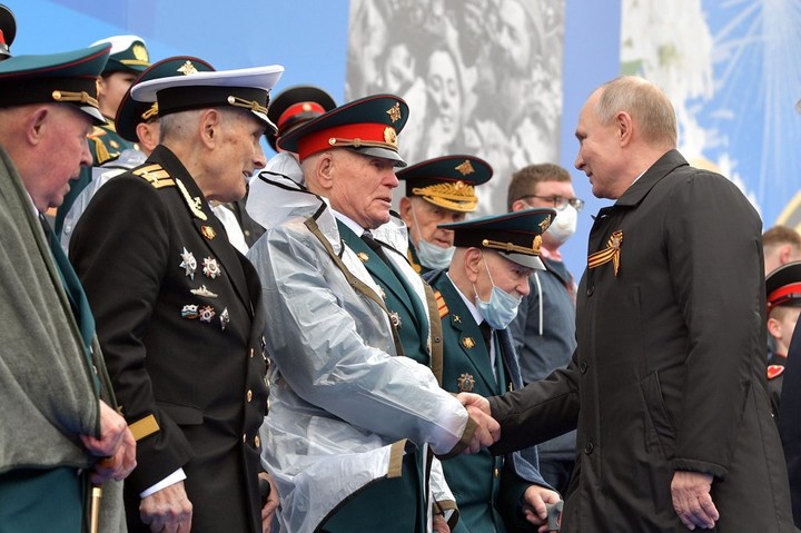 Путин принял Парад Победы в Москве и поздравил участников и ветеранов