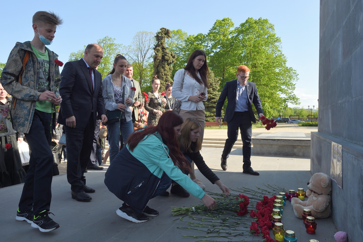 В Адыгее на монументе Дружбы почтили память погибших в казанской школе