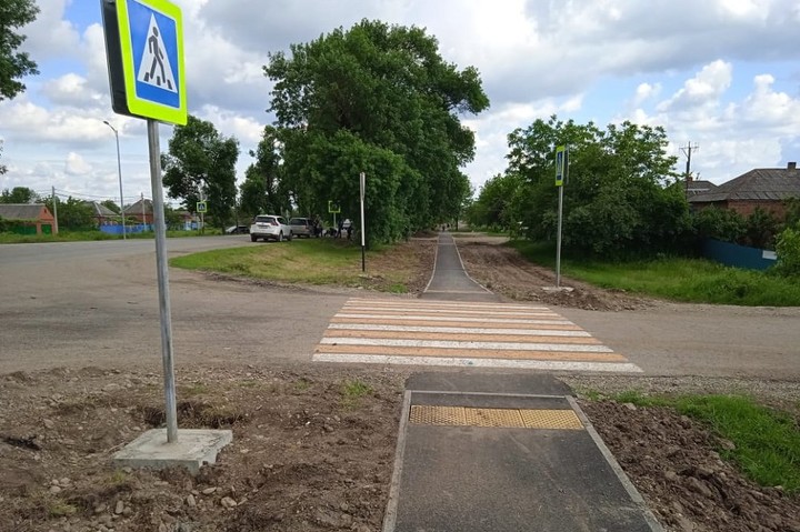 Вдоль региональной автодороги Ханская – Белореченск построили тротуар