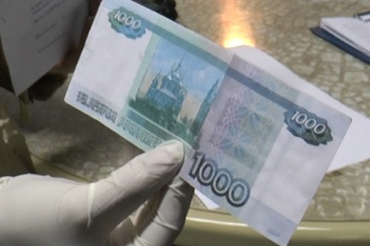 В одном из банков в Майкопе выявили фальшивую купюру в тысячу рублей