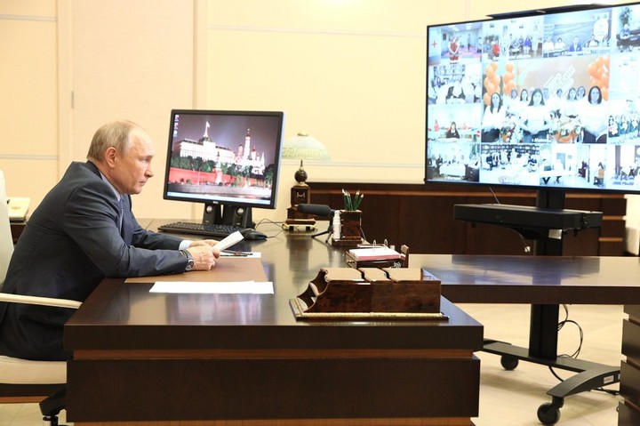 Волонтеры из Адыгеи рассказали Путину о том, как помогают соцработникам
