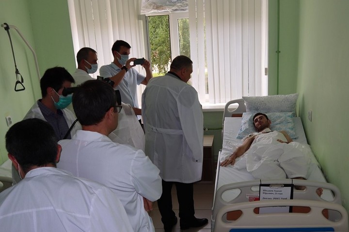 Глава МВД Адыгеи навестил в больнице попавшего в ДТП сержанта ППС