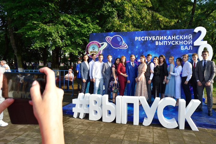 Глава Адыгеи Мурат Кумпилов поздравил выпускников с окончанием школы