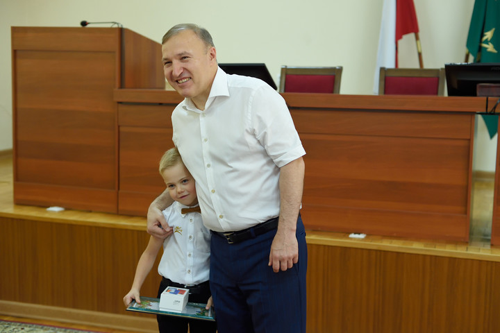 Кумпилов вручил диплом лауреату конкурса «Эколята» Рамину Егорову