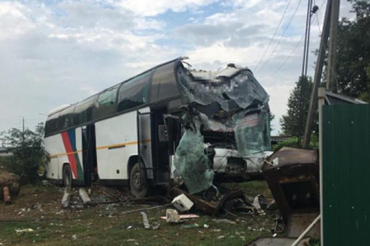 На трассе в Адыгее в ДТП попал автобус, следовавший из Дербента в Крым