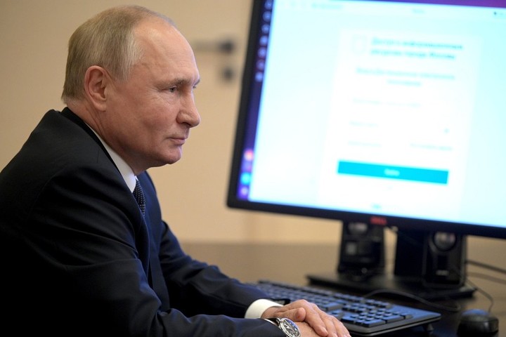 Путин исполнил свой гражданский долг в электронном формате из-за карантина