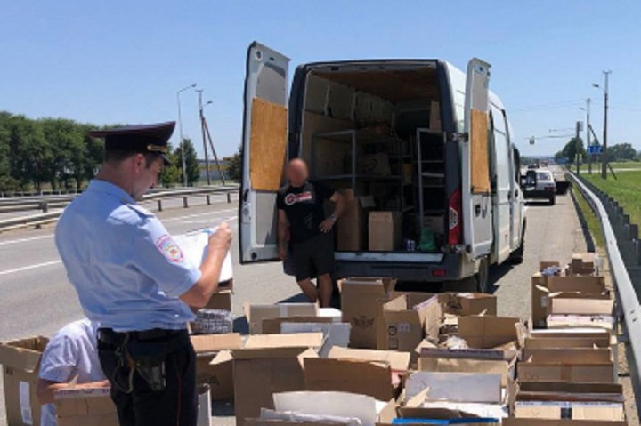 В Адыгее задержали фургон с безакцизными сигаретами на 1 млн рублей