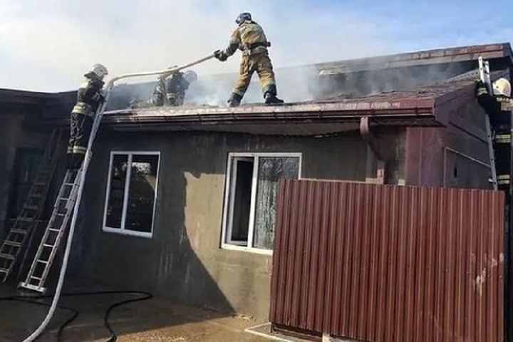 В дачном кооперативе «Дружба» в Майкопском районе загорелась кровля дома