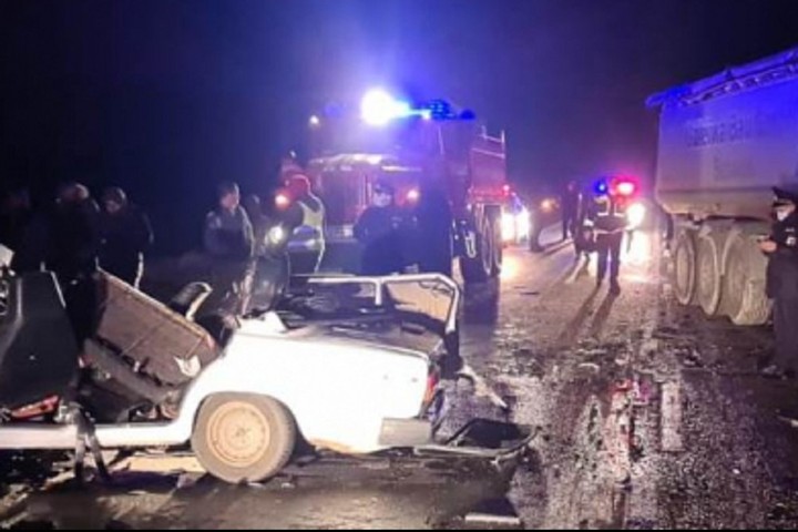 Три человека погибли в столкновении «семёрки» и грузовика на трассе в Адыгее