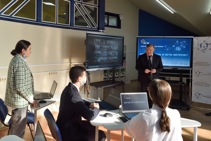 Глава Адыгеи посетил Центр цифрового образования «IT-куб» на базе АГУ