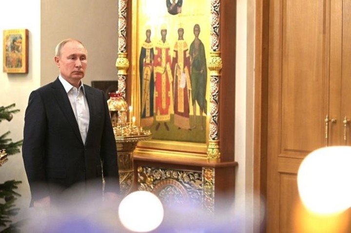 В Кремле рассказали, почему Путин был один на рождественском богослужении 