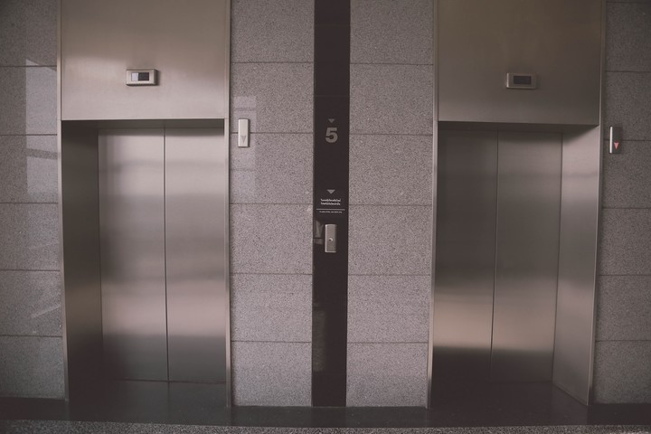 В Майкопе шесть аварийных бригад обслуживают лифты