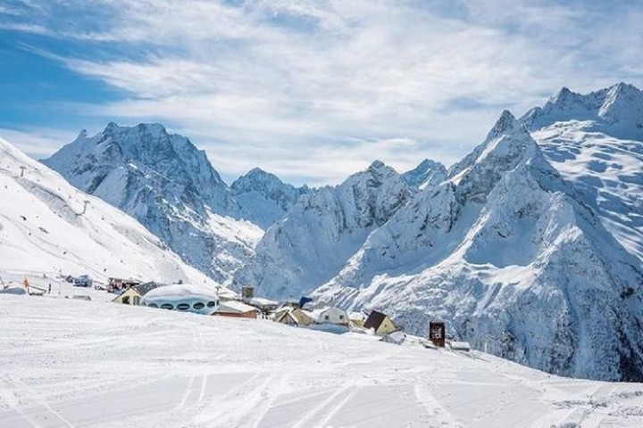 В КЧР 100-летие региона отметили массовым спуском лыжников и сноубордистов