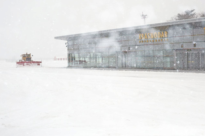 Аэропорт Пашковский снова закрыт, в Краснодаре усилился снегопад