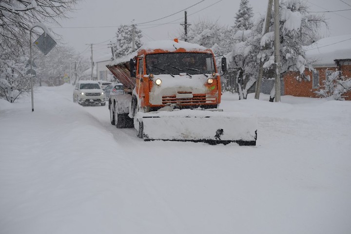 Глава Адыгеи поручил усилить меры по ликвидации последствий снегопада