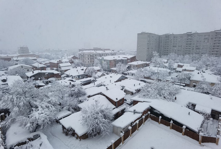 В Краснодаре 110 УК и ТСЖ грозят штрафы за неубранный во дворах снег