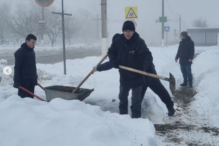 Погода в адыгейске. Уборка субботник. Уборщики на улице фото. Губкинский субботник фото. Улица субботников, 1.