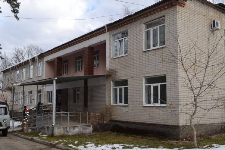 В поселке Каменномостском начался ремонт здания поликлиники