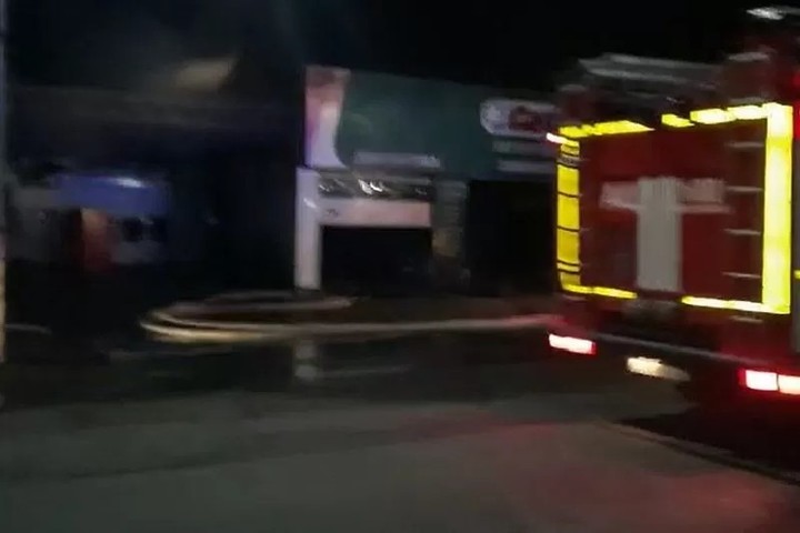 В Мостовском районе Кубани ночью сгорели СТО и магазин автозапчастей на площади 800 кв.м.