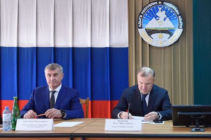 Кумпилов поздравил главу Тахтамукайского района с вступлением в должность