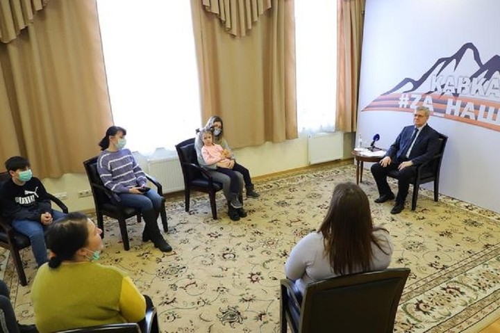 Полпред президента РФ в СКФО встретился с беженцами из ДНР и ЛНР