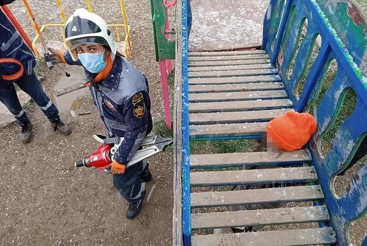 В Белореченском районе девочка застряла головой в конструкции детской площадки