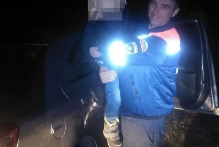 Новороссийские спасатели при помощи скотча освободили ребенка из заблокированного авто